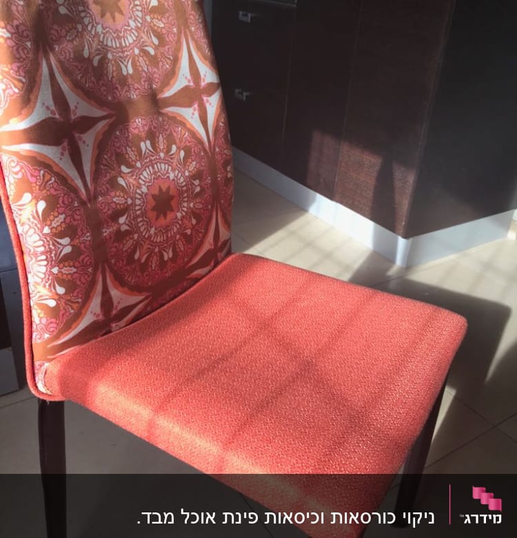 כיסא עם ריפוד אדום ודוגמה פרחונית